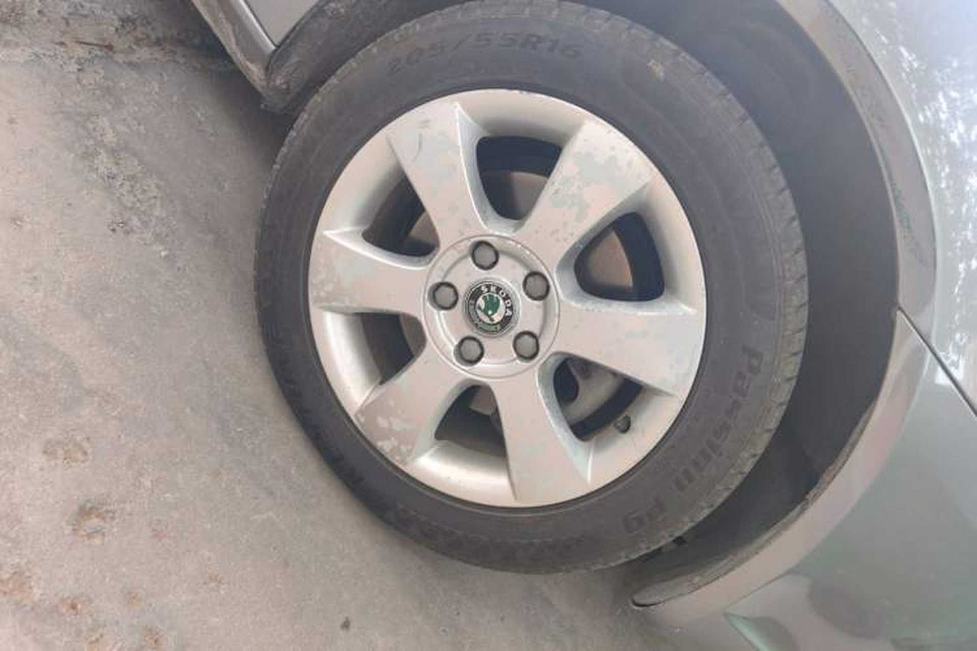 Used Skoda Octavia 2012 1.4TSI DSG Yijun Edition Right Front Wheel Hub