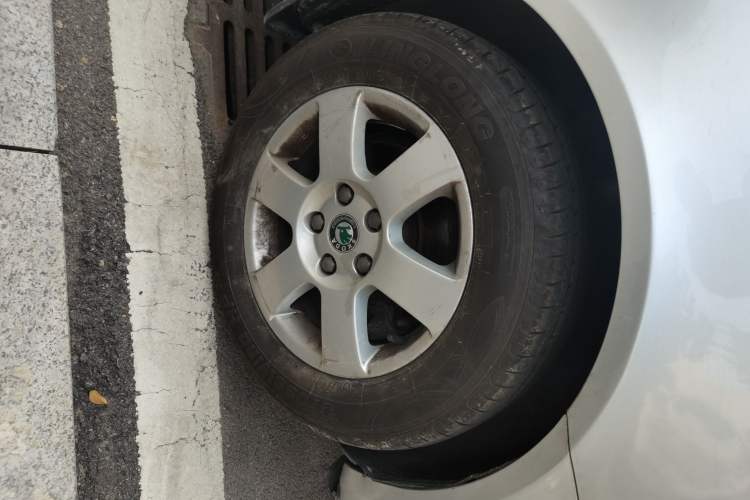 Used Skoda Octavia 2012 1.6L Automatic Yijie Edition Right Front Wheel Hub