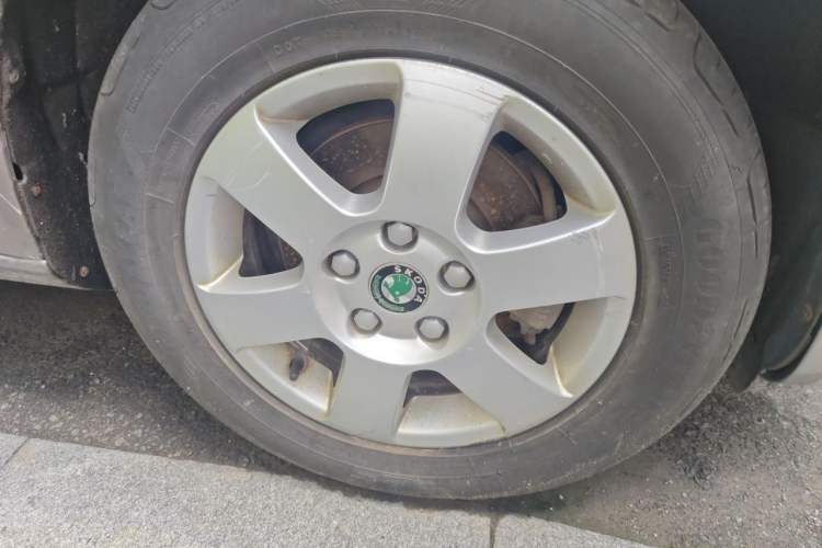 Used Skoda Octavia 2012 1.6L Automatic Yijie Edition Right Front Wheel Hub