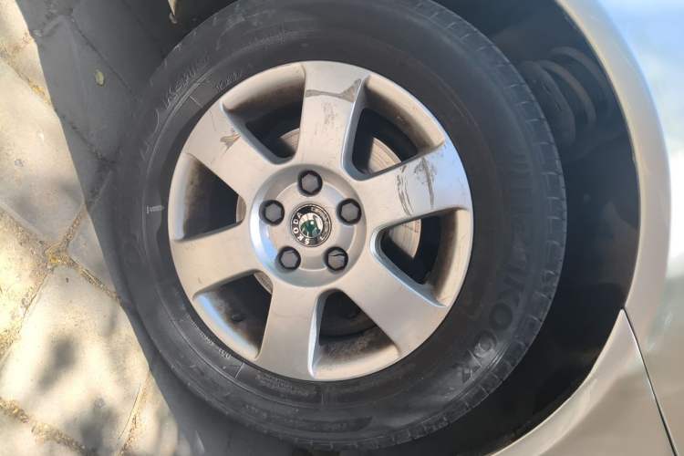 Used Skoda Octavia 2012 1.6L Manual Yijie Edition Right Front Wheel Hub