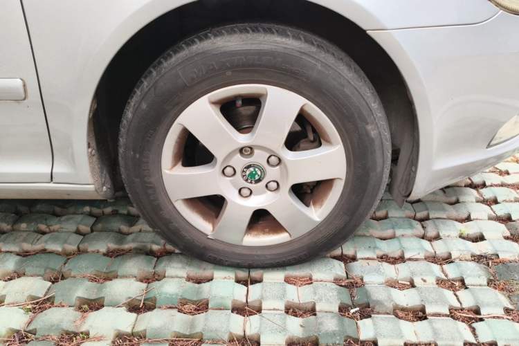 Used Skoda Octavia 2012 1.6L Manual Yijie Edition Right Front Wheel Hub