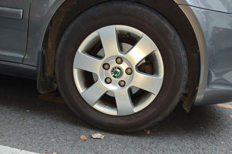 Used Skoda Octavia 2012 1.6L Manual Eado Edition Right Front Wheel Hub