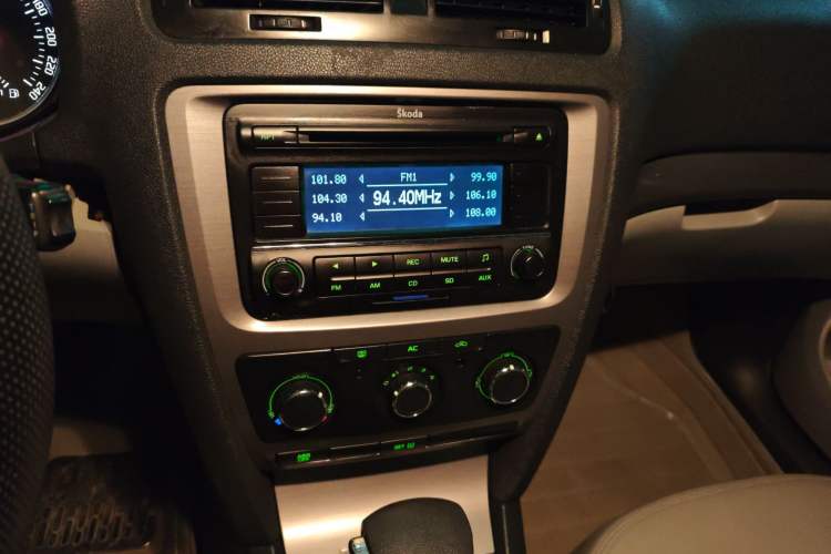Used Skoda Octavia 2012 1.6L Automatic Yijie Edition Audio And AC Panel