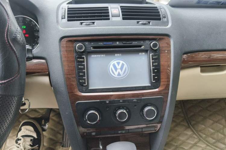 Used Skoda Octavia 2012 1.6L Automatic Yijun Edition Audio And AC Panel