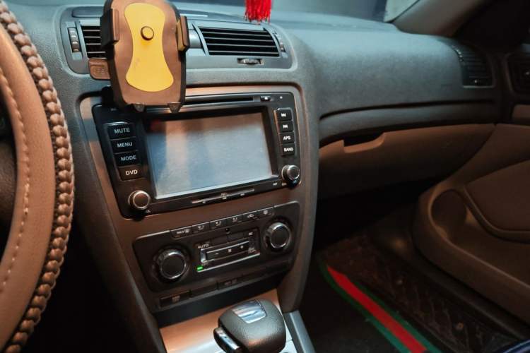 Used Skoda Octavia 2012 1.6L Automatic Yijun Edition Audio And AC Panel