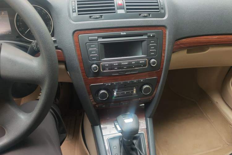 Used Skoda Octavia 2012 1.6L Automatic Yijun Edition Audio And AC Panel