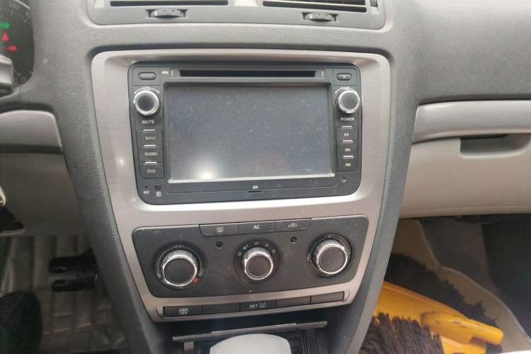 Used Skoda Octavia 2012 1.6L Automatic Yijie Edition Audio And AC Panel