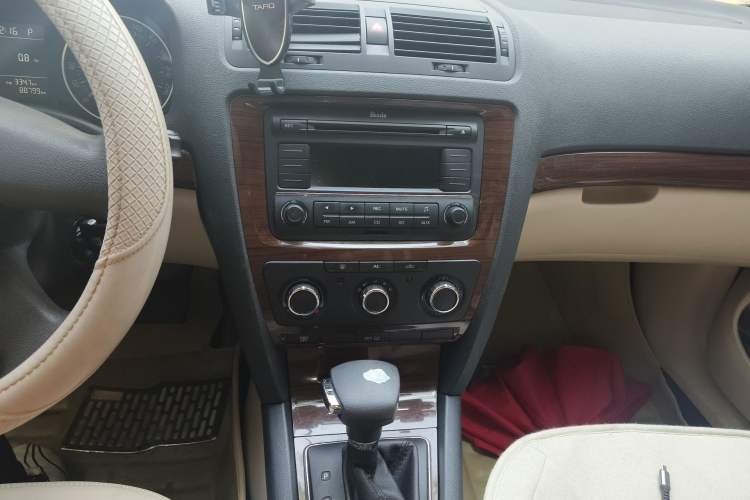 Used Skoda Octavia 2012 1.6L Automatic Yijun Edition Audio And AC Panel