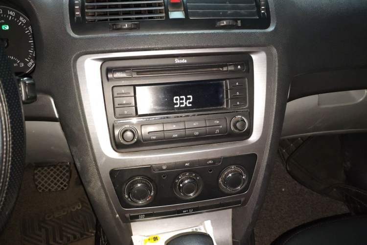 Used Skoda Octavia 2012 1.6L Automatic Yijie Edition Audio And AC Panel