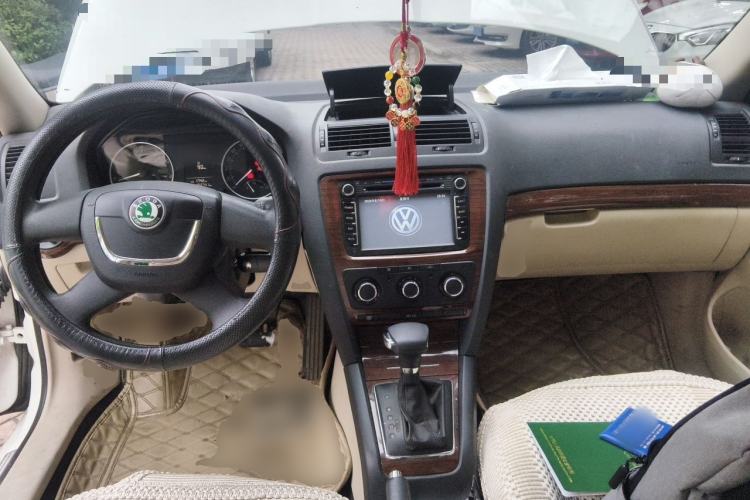 Used Skoda Octavia 2012 1.6L Automatic Yijun Edition Center Console