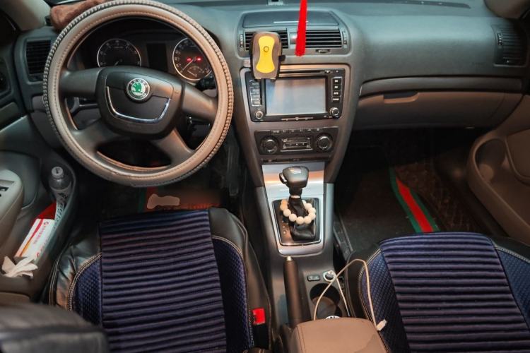 Used Skoda Octavia 2012 1.6L Automatic Yijun Edition Center Console
