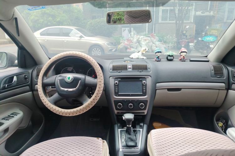 Used Skoda Octavia 2012 1.6L Automatic Yijie Edition Center Console