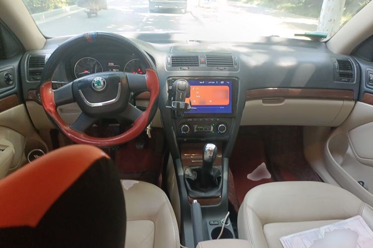 Used Skoda Octavia 2012 1.6L Manual Yijun Edition Center Console