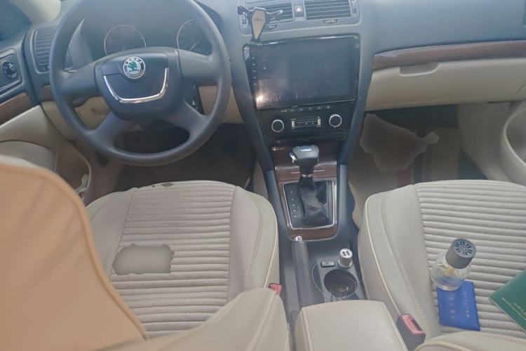 Used Skoda Octavia 2012 1.6L Automatic Yijie Edition Center Console