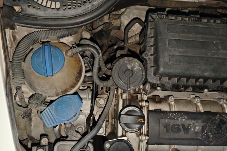 Used Skoda Octavia 2012 1.6L Automatic Yijie Edition Engine Bay Right