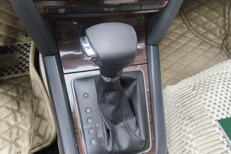 Used Skoda Octavia 2012 1.6L Automatic Yijun Edition Gear Lever