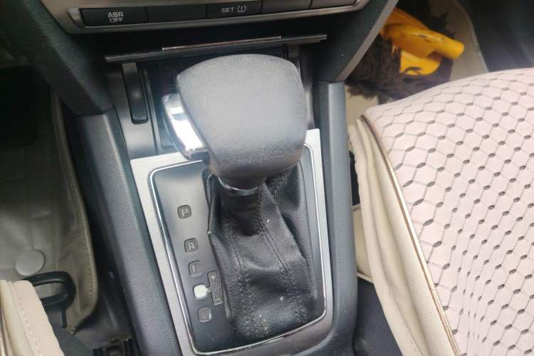 Used Skoda Octavia 2012 1.6L Automatic Yijie Edition Gear Lever