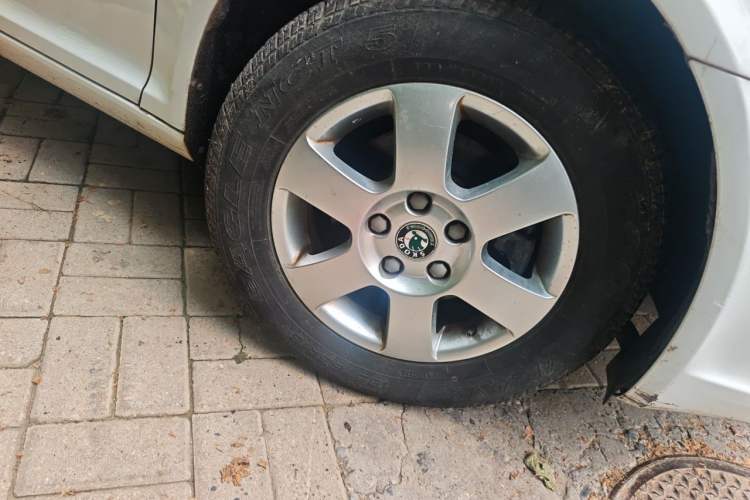 Used Skoda Octavia 2012 1.6L Automatic Yijun Edition Right Front Wheel Hub