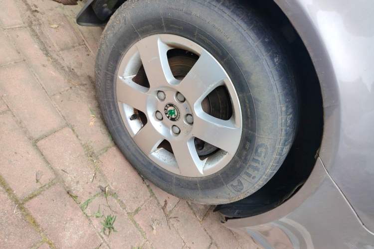 Used Skoda Octavia 2012 1.6L Automatic Yijie Edition Right Front Wheel Hub