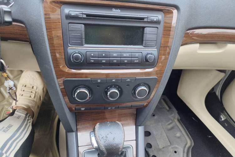 Used Skoda Octavia 2012 1.6L Automatic Yijun Edition Audio And AC Panel