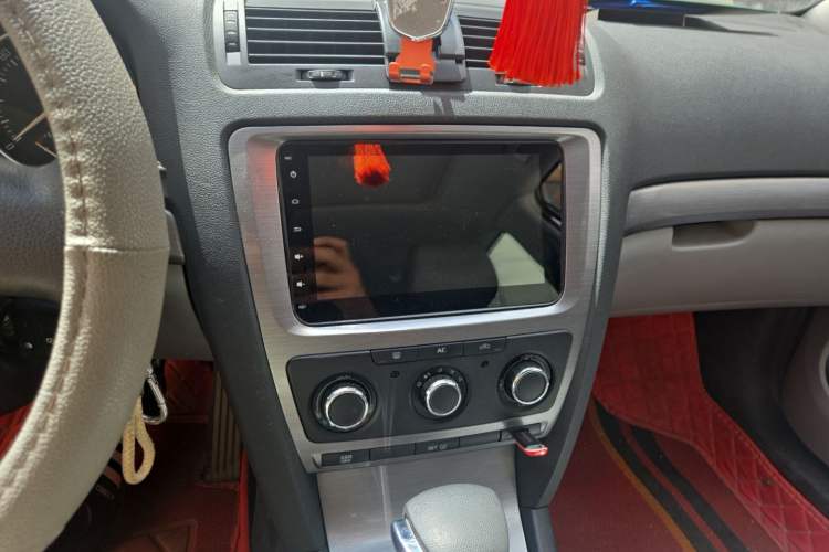 Used Skoda Octavia 2012 1.6L Automatic Yijun Edition Audio And AC Panel