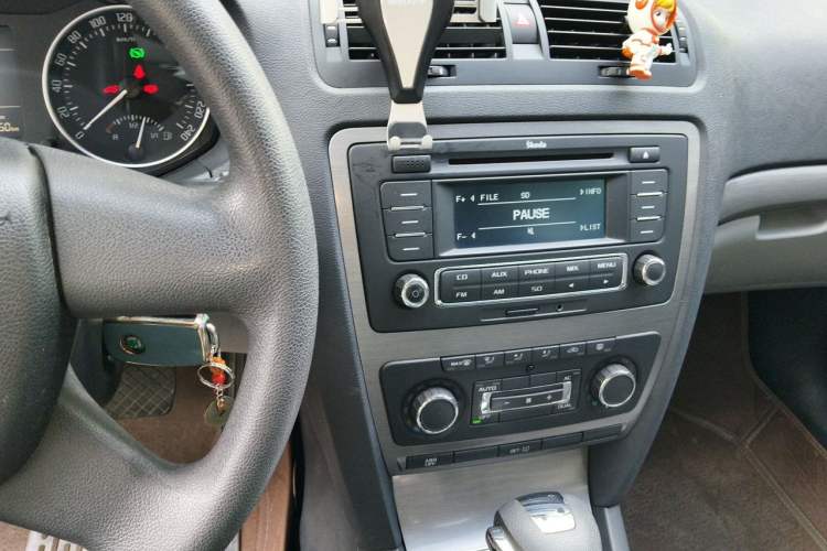 Used Skoda Octavia 2012 1.6L Automatic Yijun Edition Audio And AC Panel