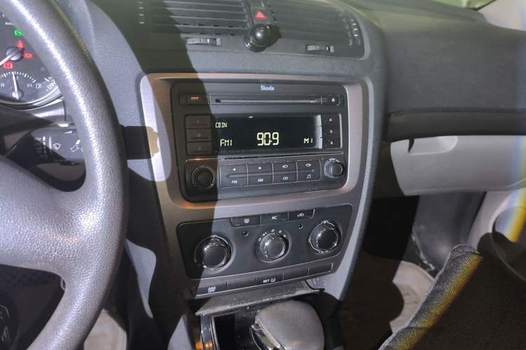 Used Skoda Octavia 2012 1.6L Automatic Yijie Edition Audio And AC Panel
