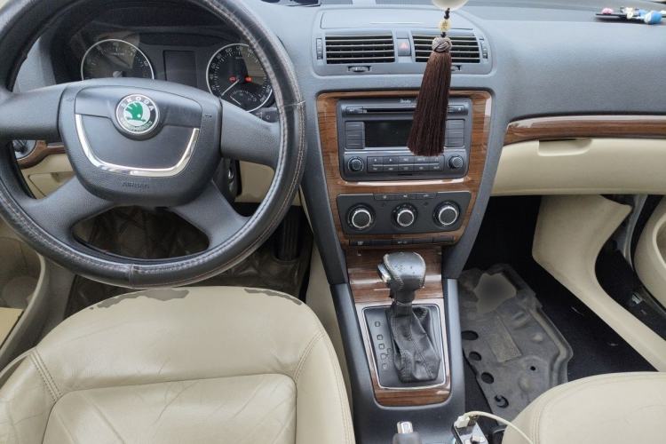 Used Skoda Octavia 2012 1.6L Automatic Yijun Edition Center Console
