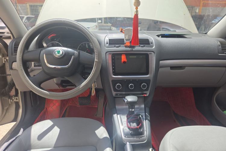 Used Skoda Octavia 2012 1.6L Automatic Yijun Edition Center Console