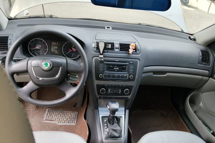 Used Skoda Octavia 2012 1.6L Automatic Yijun Edition Center Console