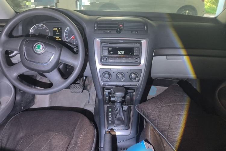 Used Skoda Octavia 2012 1.6L Automatic Yijie Edition Center Console