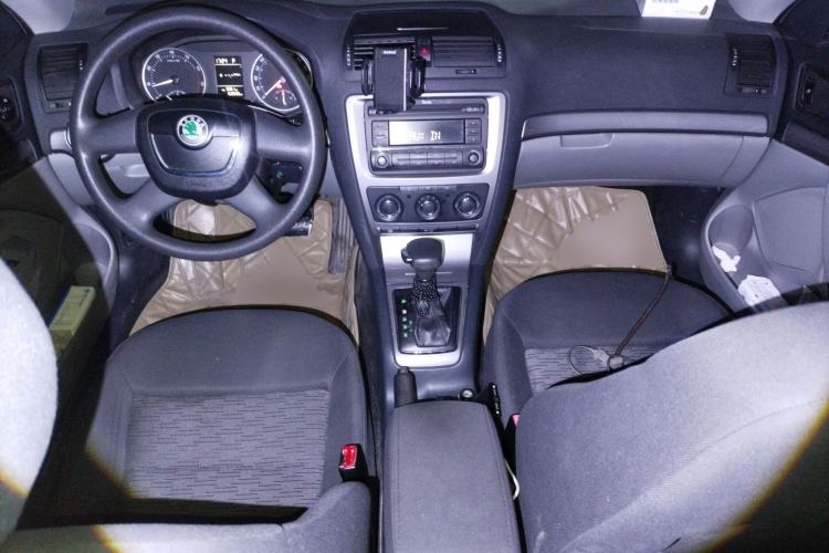 Used Skoda Octavia 2012 1.6L Automatic Yijie Edition Center Console