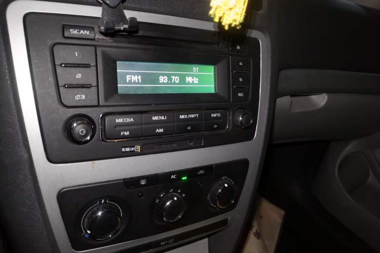 Used Skoda Octavia 2013 1.6L Automatic Yijie Edition Audio And AC Panel