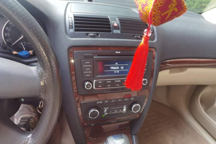 Used Skoda Octavia 2013 1.6L Automatic Yijun Edition Audio And AC Panel