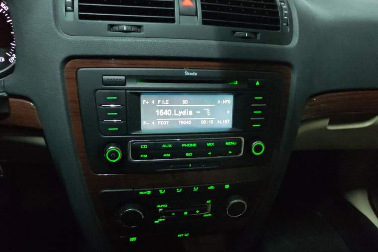 Used Skoda Octavia 2013 1.6L Automatic Yijun Edition Audio And AC Panel