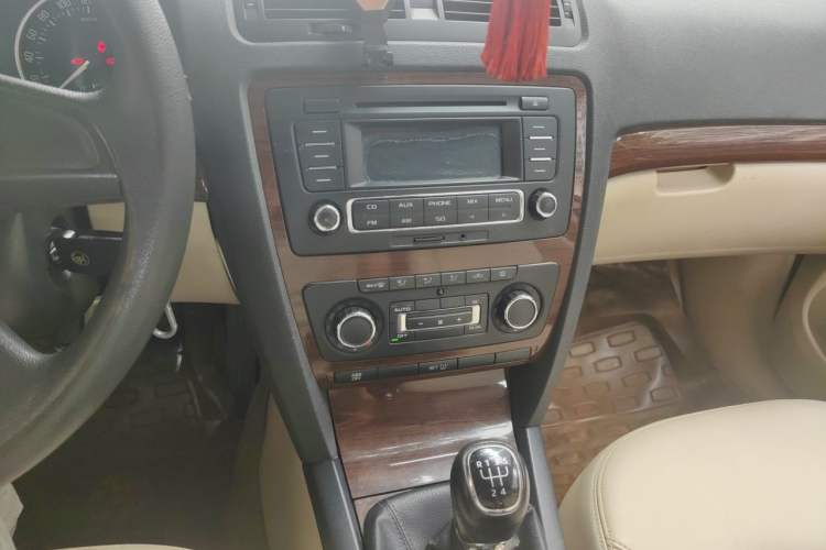 Used Skoda Octavia 2013 1.6L Manual Yijun Edition Audio And AC Panel