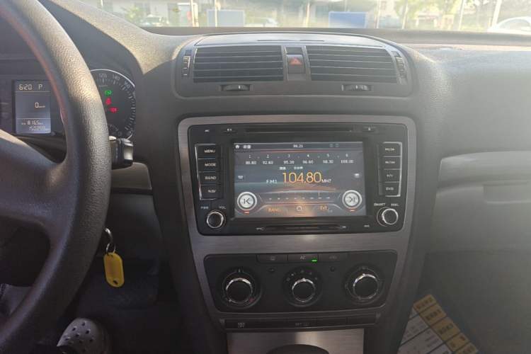 Used Skoda Octavia 2013 1.6L Automatic Elegance Edition Audio And AC Panel