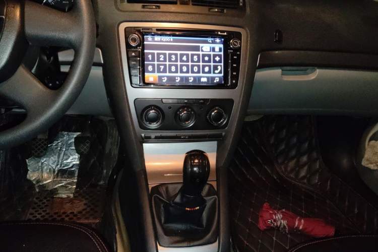 Used Skoda Octavia 2013 1.6L Manual Yijie Edition Audio And AC Panel