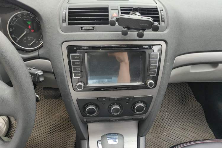 Used Skoda Octavia 2013 2.0L Automatic Yijie Edition Audio And AC Panel