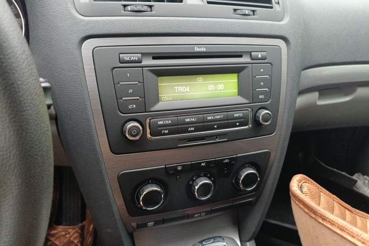 Used Skoda Octavia 2013 2.0L Automatic Yijie Edition Audio And AC Panel