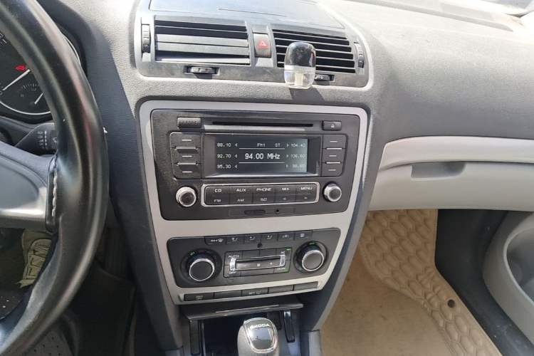 Used Skoda Octavia 2013 1.6L Automatic Yijun Edition Audio And AC Panel