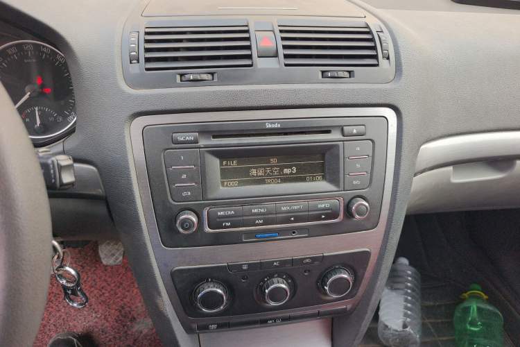 Used Skoda Octavia 2013 1.6L Manual Yijie Edition Audio And AC Panel