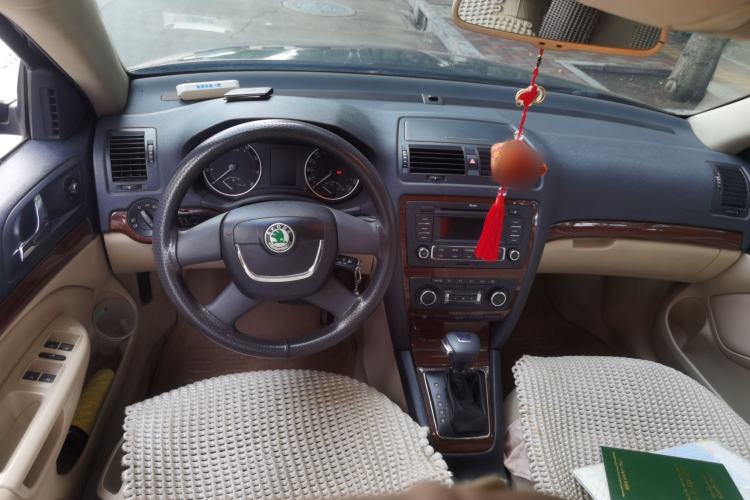 Used Skoda Octavia 2013 1.6L Automatic Yijun Edition Center Console