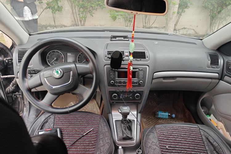 Used Skoda Octavia 2013 1.6L Automatic Yijun Edition Center Console