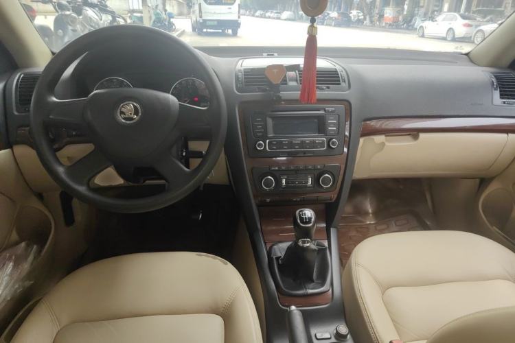 Used Skoda Octavia 2013 1.6L Manual Yijun Edition Center Console