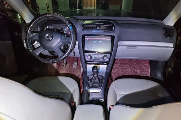 Used Skoda Octavia 2013 1.6L Manual Yijun Edition Center Console