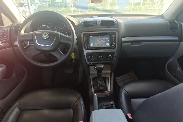 Used Skoda Octavia 2013 1.6L Automatic Elegance Edition Center Console
