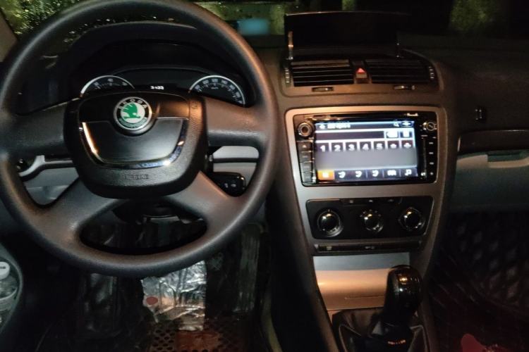 Used Skoda Octavia 2013 1.6L Manual Yijie Edition Center Console