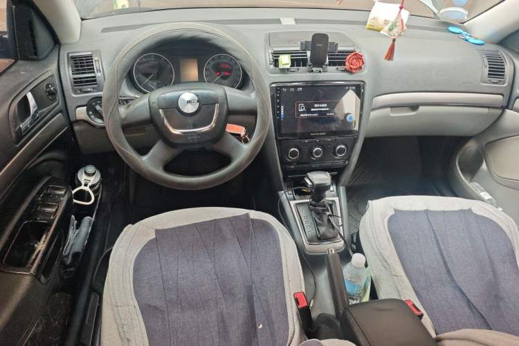 Used Skoda Octavia 2013 1.6L Automatic Yijie Edition Center Console