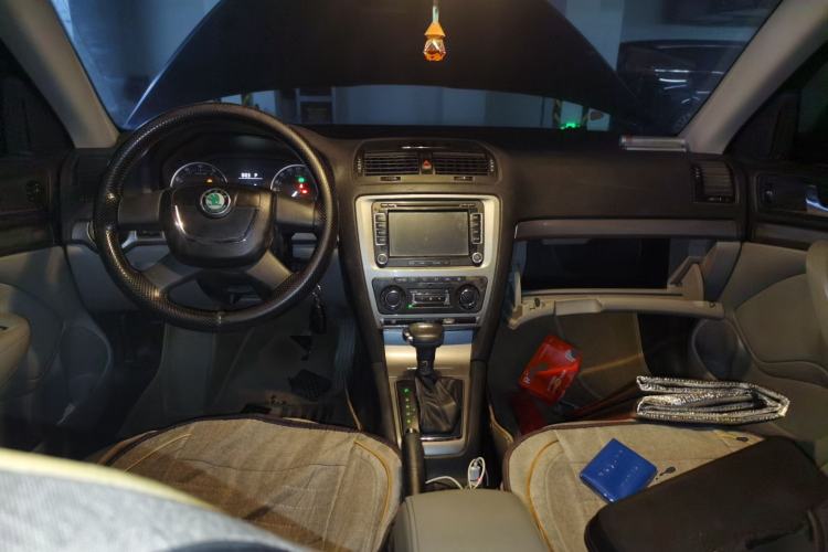 Used Skoda Octavia 2013 1.6L Automatic Yijun Edition Center Console